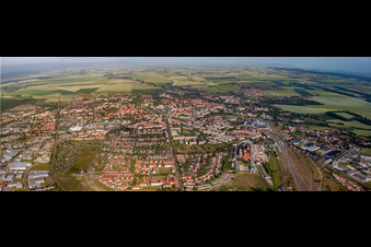 Panorama - Perspektive von Stadtgebiet mit Außenbezirken und Innenstadtbereich in Halberstadt im Bundesland Sachsen-Anhalt, Deutschland
