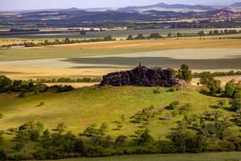 Luftaufnahme von Felsen- Massiv und Berglandschaft Gegensteine der Teufelsmauer bei Ballenstedt im Ortsteil Rieder in Ballenstedt im Bundesland Sachsen-Anhalt, Deutschland