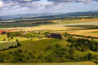 Schrägluftbild von Felsen- Massiv und Berglandschaft Gegensteine der Teufelsmauer bei Ballenstedt im Ortsteil Rieder in Ballenstedt im Bundesland Sachsen-Anhalt, Deutschland