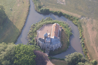 Luftbild von Gebäude und Schloßpark- Anlagen des Wasserschloß von Tilques in Tilques in Hauts-de-France im Bundesland Pas-de-Calais, Frankreich