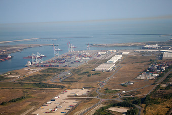 Luftbild von Hafen bei Loon-Plage im Bundesland Nord, Frankreich