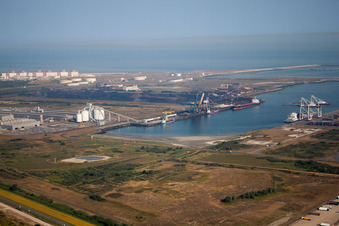 Schrägluftbild von Hafen bei Loon-Plage im Bundesland Nord, Frankreich