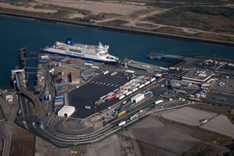Fähre im Hafen bei Loon-Plage im Bundesland Nord, Frankreich