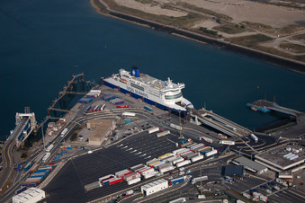 Luftbild von Kanalfähre im der Hafen an der Meeres- Küste des Kanal-Fährhafens Dünkirchen in Loon-Plage in Hauts-de-France im Bundesland Nord, Frankreich