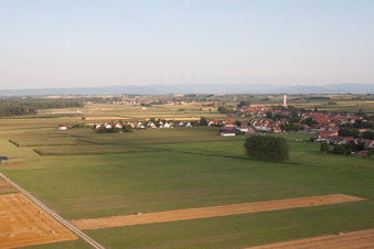 Drohnenbild von Schleithal im Bundesland Bas-Rhin, Frankreich