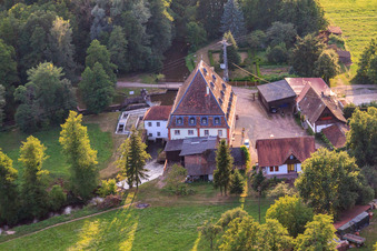 Getreidemühle Bienwaldmühle an der Lauter in Scheibenhardt im Bundesland Rheinland-Pfalz, Deutschland aus der Luft