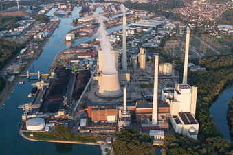 Schrägluftbild von ENBW Kraftwerk am Rhein im Ortsteil Daxlanden in Karlsruhe im Bundesland Baden-Württemberg, Deutschland