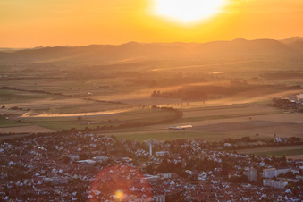 Luftbild von Sonnenuntergang über der Stadt in Kandel im Bundesland Rheinland-Pfalz, Deutschland