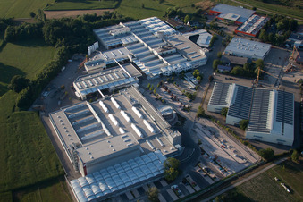 Luftaufnahme von Industrie- und Gewerbegebiet der Fischer Edelstahlrohre GmbH in Achern im Ortsteil Fautenbach im Bundesland Baden-Württemberg, Deutschland