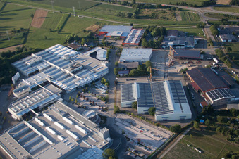Schrägluftbild von Industrie- und Gewerbegebiet der Fischer Edelstahlrohre GmbH in Achern im Ortsteil Fautenbach im Bundesland Baden-Württemberg, Deutschland