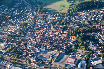 Luftbild von Altstadtbereich und Innenstadtzentrum in Haslach im Kinzigtal im Bundesland Baden-Württemberg, Deutschland