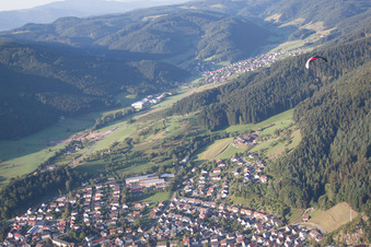 Drohnenbild von Haslach im Kinzigtal im Bundesland Baden-Württemberg, Deutschland