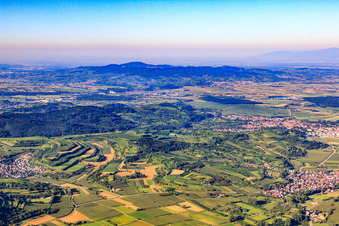 Luftbild von Blick über den Wald Kenzingen zum Kaiserstuhl von Nordosten im Bundesland Baden-Württemberg, Deutschland