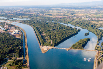 Brücken zur Insel und zum Naturschutzgebiet Ile du Rohrschollen zwischen Flußverlauf des Canal d'Alsace und des Rheins in Strasbourg in Grand Est im Ortsteil Port du Rhin Sud in Straßburg im Bundesland Bas-Rhin, Frankreich