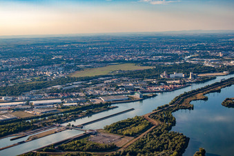 Schrägluftbild von Hafen Strasbourg im Ortsteil Port du Rhin Sud in Straßburg im Bundesland Bas-Rhin, Frankreich