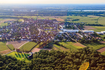 Ortasnsicht von Osten mit RMA Rheinau GmbH & Co. KG im Ortsteil Rheinbischofsheim im Bundesland Baden-Württemberg, Deutschland