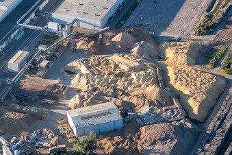 Schrägluftbild von Gebäude und Produktionshallen auf dem Werksgelände Nolte Holzwerkstoff GmbH & Co. KG in Germersheim im Bundesland Rheinland-Pfalz, Deutschland