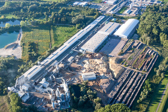 Gebäude und Produktionshallen auf dem Werksgelände Nolte Holzwerkstoff GmbH & Co. KG in Germersheim im Bundesland Rheinland-Pfalz, Deutschland von oben