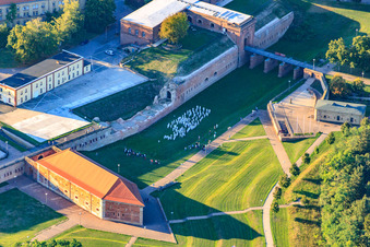 Stadtpark Fronte Lamotte mit Weissenburger Torgebäude und Grabenwehrgebäude in Germersheim im Bundesland Rheinland-Pfalz, Deutschland
