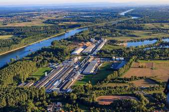 Industriegebiet am Rheinufer mit Rheinspan GmbH & Co. KG, Zimmerei Knaus - Johann Knaus & Viktor Knaus GbR und Express Möbel GmbH & Co. KG in Germersheim im Bundesland Rheinland-Pfalz, Deutschland
