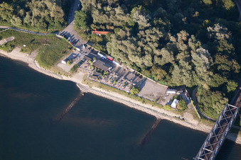 Ausflugslokal Tropic Beach Island an der Eisenbahnbrücke im Ortsteil Rheinsheim in Philippsburg im Bundesland Baden-Württemberg, Deutschland