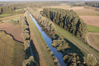 Kanalverlauf und Uferbereiche der Wasserstraße des Saalbachkanal in Dettenheim im Ortsteil Rußheim im Bundesland Baden-Württemberg, Deutschland