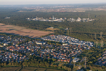 Campus- Gebäude der Universität KIT - Campus Nord (ehemaliges Kernforschungszentrum Karlsruhe) im Hintergrund von Leopoldshafen in Eggenstein-Leopoldshafen im Bundesland Baden-Württemberg, Deutschland aus der Luft