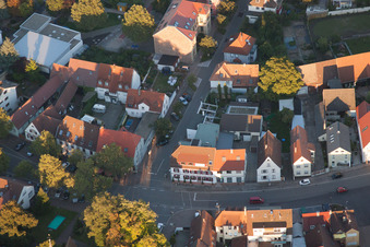 Schrägluftbild von Zum Löwen im Ortsteil Eggenstein in Eggenstein-Leopoldshafen im Bundesland Baden-Württemberg, Deutschland
