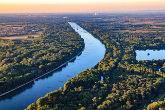 Baggersee Schmugglermeer in den Rheinauen am Rhein im Ortsteil Leopoldshafen in Eggenstein-Leopoldshafen im Bundesland Baden-Württemberg, Deutschland