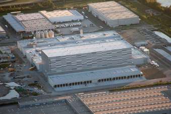 Industriegebiet Oberwald in Wörth am Rhein im Bundesland Rheinland-Pfalz, Deutschland aus der Drohnenperspektive