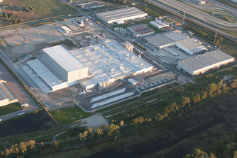 Schrägluftbild von Industriegebiet Oberwald in Wörth am Rhein im Bundesland Rheinland-Pfalz, Deutschland