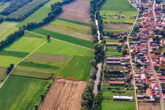 Gärten am Klingbach-Panzergraben in Herxheimweyher im Bundesland Rheinland-Pfalz, Deutschland