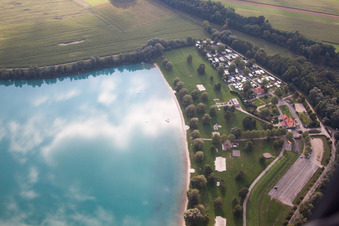 Luftbild von Lauterbourg, Baggersee im Bundesland Bas-Rhin, Frankreich