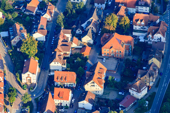 Luftbild von Lutherstraße mit Siloah Kirche und Rathaus Ispringen im Bundesland Baden-Württemberg, Deutschland