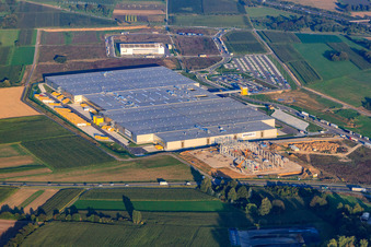 Warenlager von Amazon STR1 im Ortsteil Eutingen in Pforzheim im Bundesland Baden-Württemberg, Deutschland