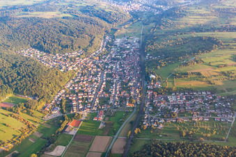 Ortsteil Bilfingen in Kämpfelbach im Bundesland Baden-Württemberg, Deutschland aus der Luft