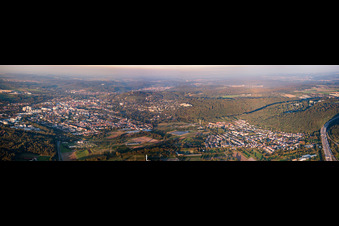 Stadtpanorama von Westen im Ortsteil Durlach in Karlsruhe im Bundesland Baden-Württemberg, Deutschland