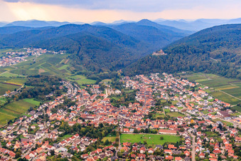 Ortschaft unter der Ruine der Burg Landeck in Klingenmünster im Bundesland Rheinland-Pfalz, Deutschland