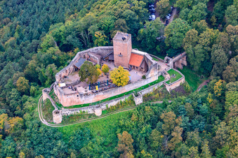 Luftaufnahme von Ruine der Burg Landeck in Klingenmünster im Bundesland Rheinland-Pfalz, Deutschland