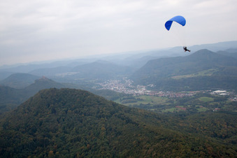 Drohnenaufname von Annweiler am Trifels im Bundesland Rheinland-Pfalz, Deutschland