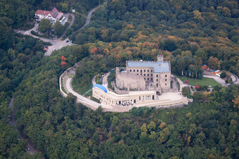Schrägluftbild von Burganlage des Schloß Hambacher Schloss in Neustadt an der Weinstraße im Ortsteil Diedesfeld im Bundesland Rheinland-Pfalz, Deutschland