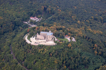 Drohnenbild von Hambacher Schloß im Ortsteil Diedesfeld in Neustadt an der Weinstraße im Bundesland Rheinland-Pfalz, Deutschland