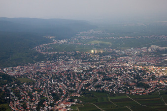 Neustadt an der Weinstraße von Süden im Bundesland Rheinland-Pfalz, Deutschland von oben