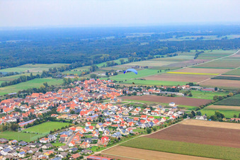 Luftaufnahme von Dorfansicht von Südwesten in Gommersheim im Bundesland Rheinland-Pfalz, Deutschland