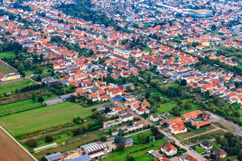 Schrägluftbild von Kautzengasse in Lingenfeld im Bundesland Rheinland-Pfalz, Deutschland