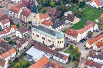 Luftaufnahme von Kirchengebäude im Dorfkern in Lingenfeld im Bundesland Rheinland-Pfalz, Deutschland