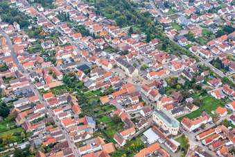 Ortsansicht der Straßen und Häuser der Wohngebiete in Lingenfeld im Bundesland Rheinland-Pfalz, Deutschland
