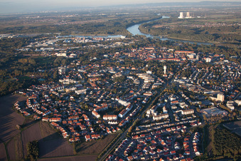 Luftaufnahme von Stadtansicht am Ufer des Flußverlaufes des Rhein in Germersheim im Bundesland Rheinland-Pfalz, Deutschland