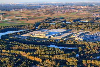 Mercedes-Benz Global Logistics Center auf der Insel Grün in Germersheim im Bundesland Rheinland-Pfalz, Deutschland von oben