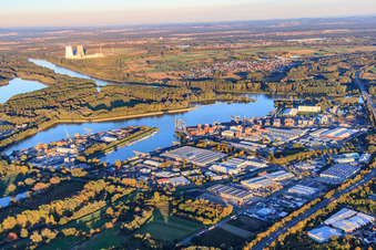 Luftaufnahme von Hafen Germersheim mit   TRICOR Packaging Systems GmbH, Smurfit Westrock Wellpappe Südwest, Ardagh Group und Hanewald Spedition im Bundesland Rheinland-Pfalz, Deutschland